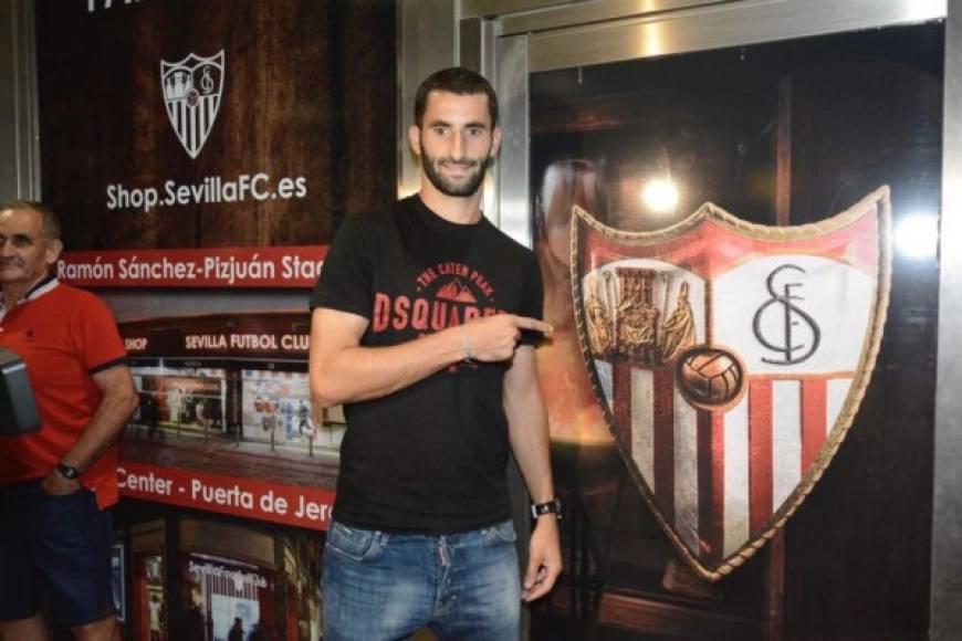 Maxime Gonalons se ha convertido en nuevo jugador del Sevilla. El mediocentro francés de la Roma ha llegado a Nervión para reforzar al conjunto hispalense como cedido, en reemplazo Steven N’Zonzi, quien precisamente ha fichado por la Roma.