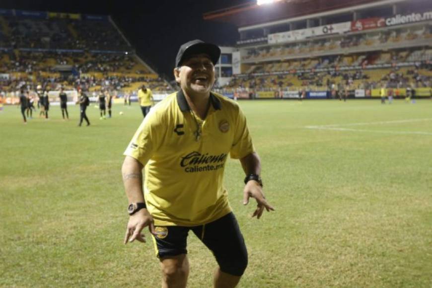 En el calentamiento de sus jugadores, Maradona puso el ambiente en la cancha con sus bailes ante los aficionados.