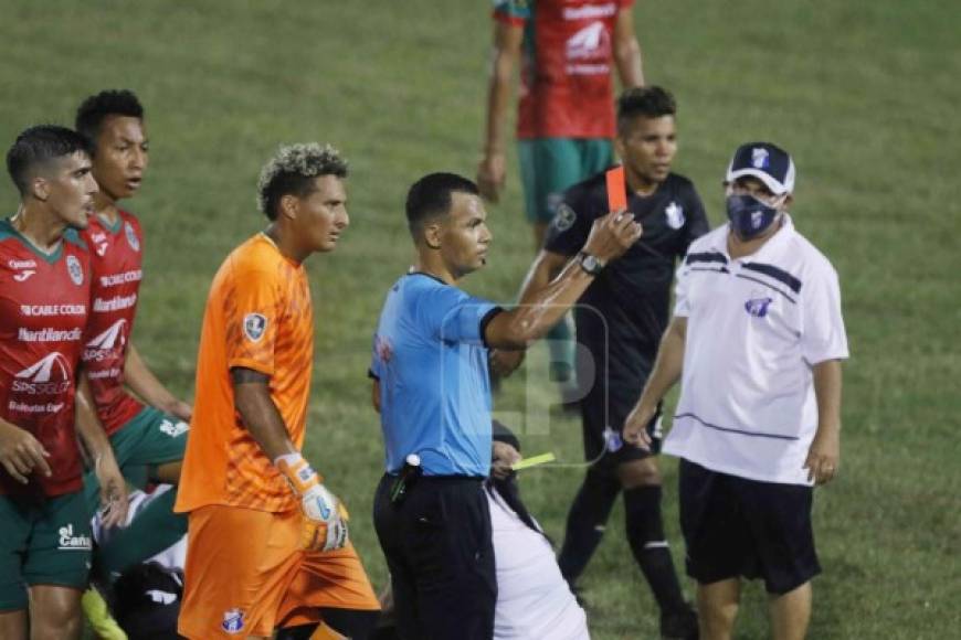 El árbitro Nelson Salgado expulsó por doble amonestación al jugador del Marathón, Kervin Arriaga, en el segundo tiempo.