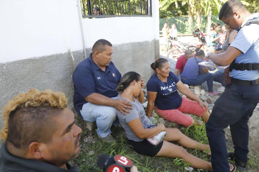 Familiares y amigos llegaron a la escena lamentando lo ocurrido.La madre de Michael Enrique Meza Lara pidió que se haga justicia: “mi hijo no era ningún delincuente, trabajaba en las plantaciones de palma, no queremos que esto quede impune”.