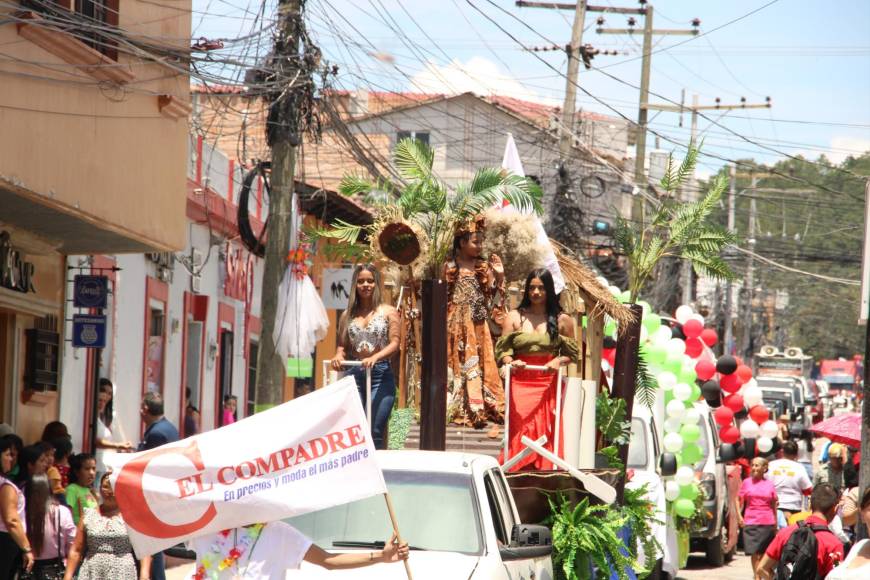 Las carrozas empresariales dieron una demostración de identidad nacional durante el desfile en Santa Rosa de Copán