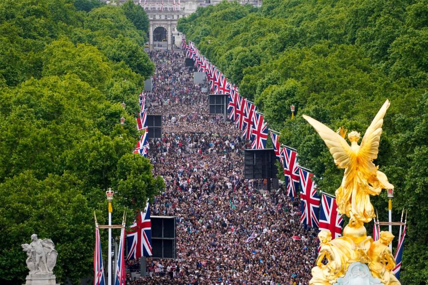 Las celebraciones por los 70 años que la reina ha pasado en el trono británico comenzaron el jueves con una gran marcha militar hasta el Palacio de Buckingham y allí terminarán al cabo de cuatro días feriados y repletos de festejos.