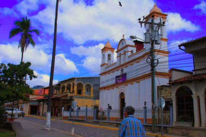 as ruinas Mayas de Copán se encuentran ubicadas estratégicamente en el corazón del valle de Copán. En el año de 1980 fue declarado Sitio de Patrimonio Mundial por la UNESCO, y considerado por guías y arqueólogos como el París de su época.