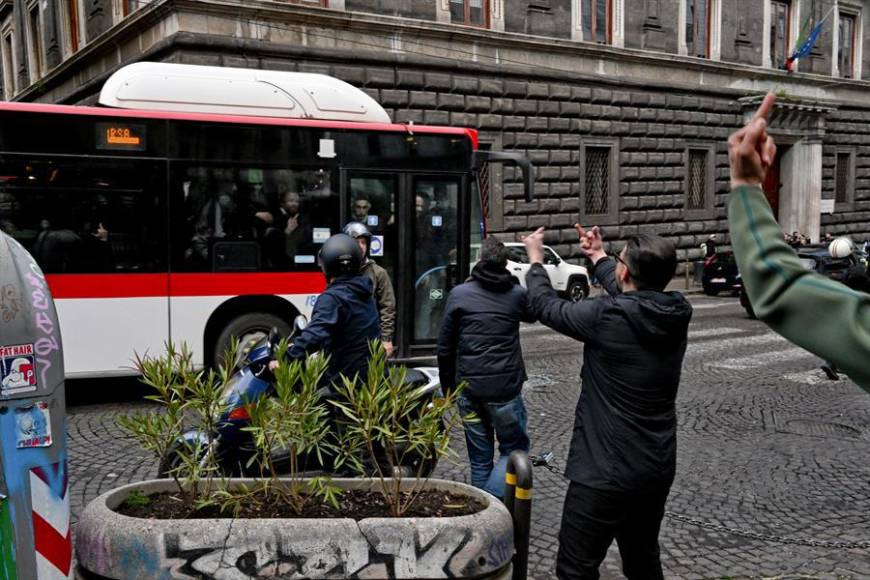 Los hinchas del Eintracht fueron evacuados del centro de la ciudad mediante varios autocares, según la prensa italiana.