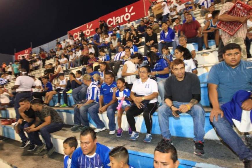 Un buen número de aficionados catrachos asistieron al estadio Nacional.