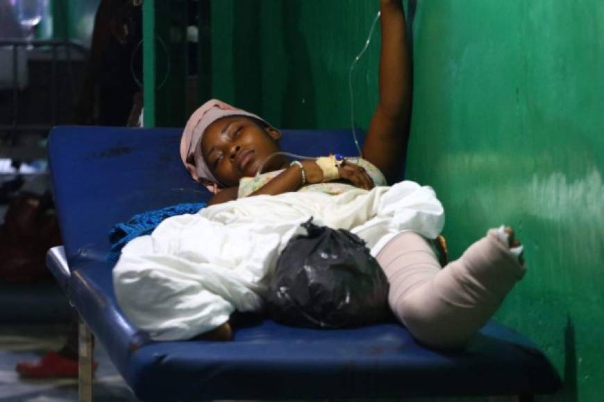 Cuba dijo que desde temprano, colaboradores suyos de la salud 'atienden a heridos, incluso fuera de las instalaciones hospitalarias afectadas por el sismo'. <br/><br/>