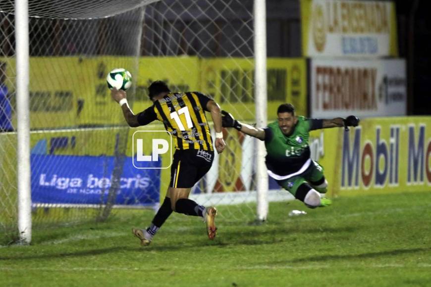 ‘La mano de Dios’: Pedro Baez marcó un segundo gol ante el Honduras Progreso, pero fue anulado. El delantero paraguayo empujó el balón con la mano izquierda.