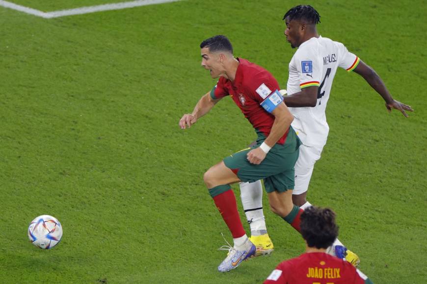 Cristiano Ronaldo recibió una falta de Mohamed Salisu dentro del área y el árbitro pitó penal.