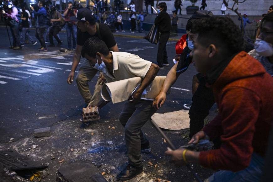 La flamante presidenta lamentó la muerte de dos manifestantes en Andahuaylas durante la represión policial. 