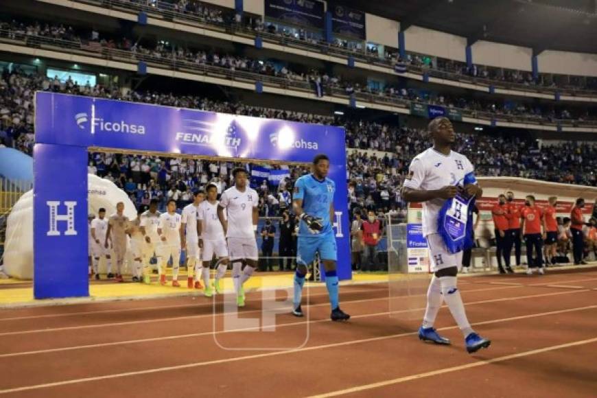 La salida de los jugadores hondureños para el partido contra Estados Unidos.