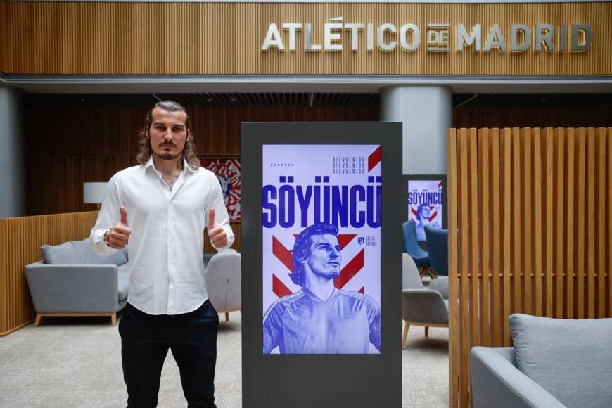 El Atlético de Madrid confirmó este miércoles oficialmente el fichaje por las próximas cuatro temporadas del central internacional turco Caglar Soyuncu, con el que tenía acordada su incorporación hace meses, a la finalización de su contrato con el Leicester City.