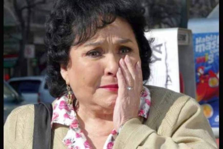 Carmen Salinas trabajó desde muy pequeña porque su familia no tenía recursos, así que abandonó sus estudios en tercero de primaria.