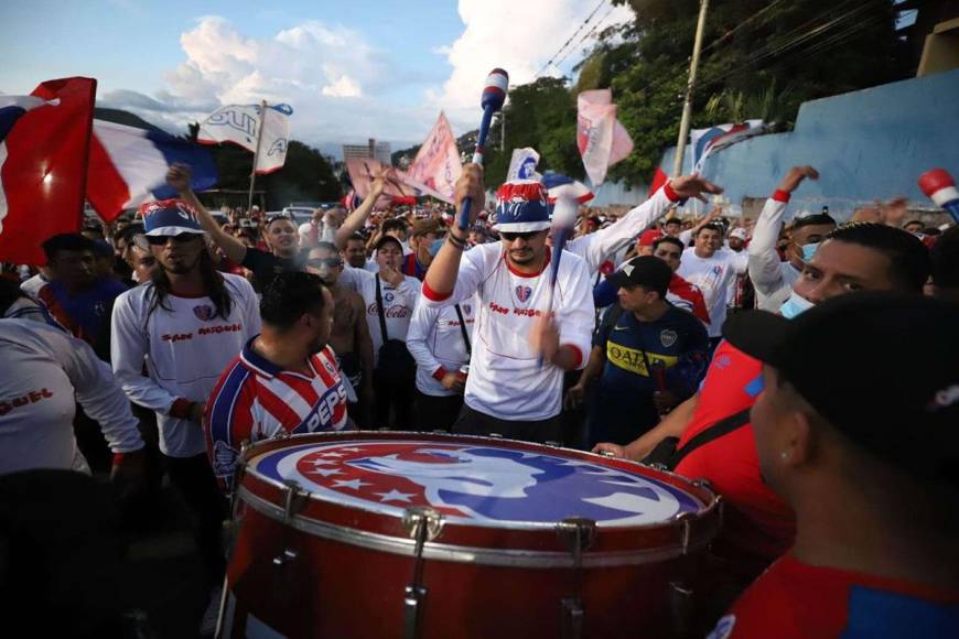 La Ultra Fiel se hizo presente en las afueras del estadio Nacional Chelato Uclés y antes de ingresar montó su show.