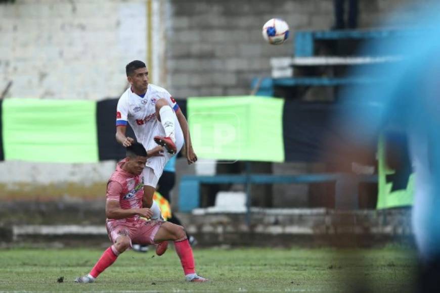 Johnny Leverón y su tremendo salto para ganarle el balón al colombiano Sebastián Colón del Real de Minas.