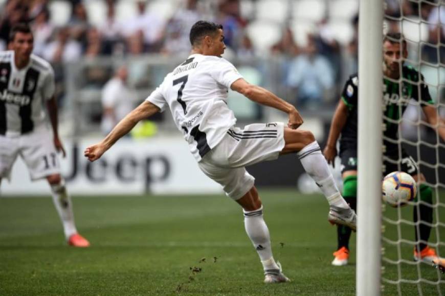 Cristiano Ronaldo sólo tuvo que empujar el balón en la línea de gol para poner el 1-0 de la Juventus contra el Saussolo. Foto AFP