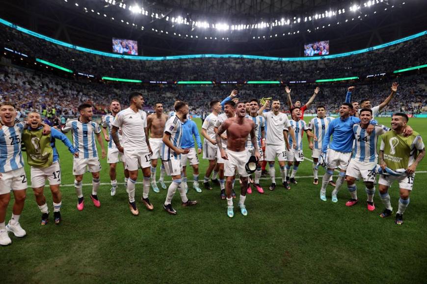 La celebración de los jugadores de Argentina con sus aficionados en el estadio Lusail.