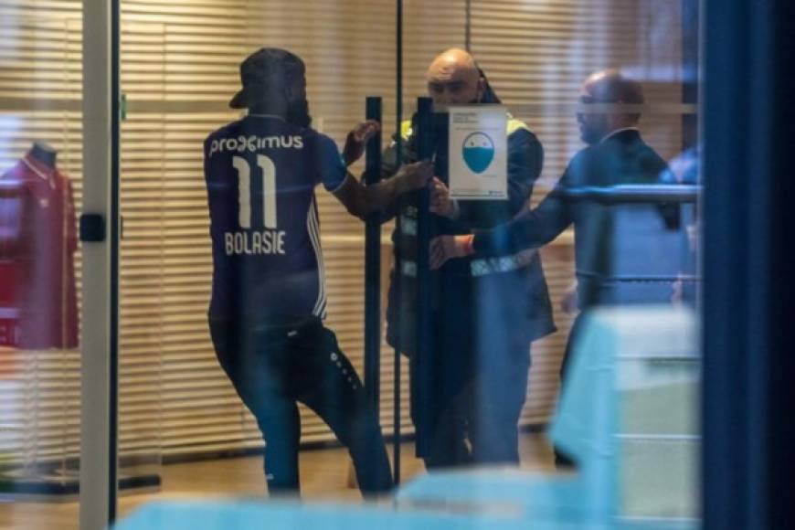 El personal de seguridad no le permitió acceder a las instalaciones dejando una imagen surrealista del futbolista tratando de abrir la puerta a la fuerza.