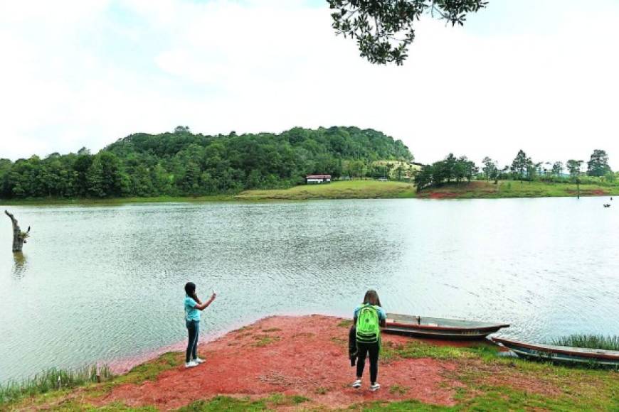 Laguna de Chiligatoro. Se encuentra en Intibucá, es uno de los oasis más bellos del occidente de Honduras.