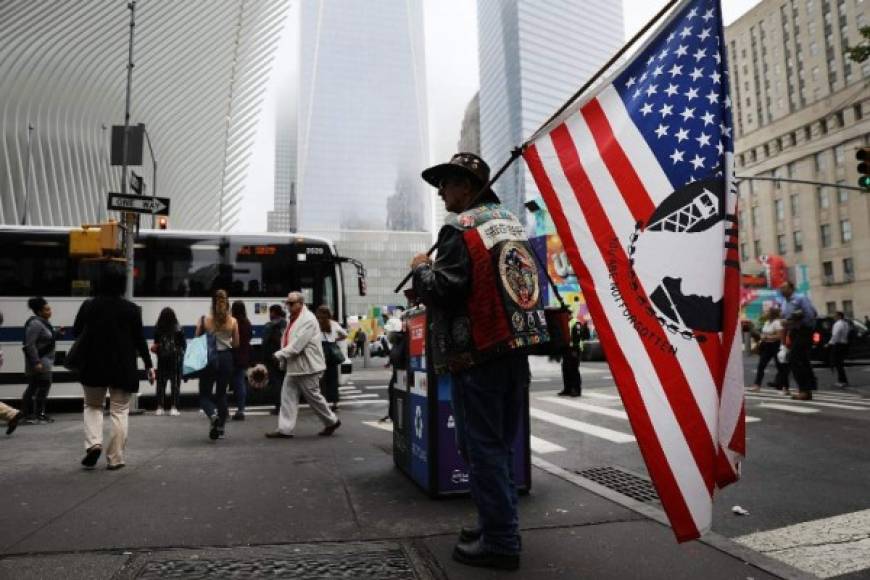 Gary Nielson llegó con una bandera estadounidense a la ceremonia en Manhattan.