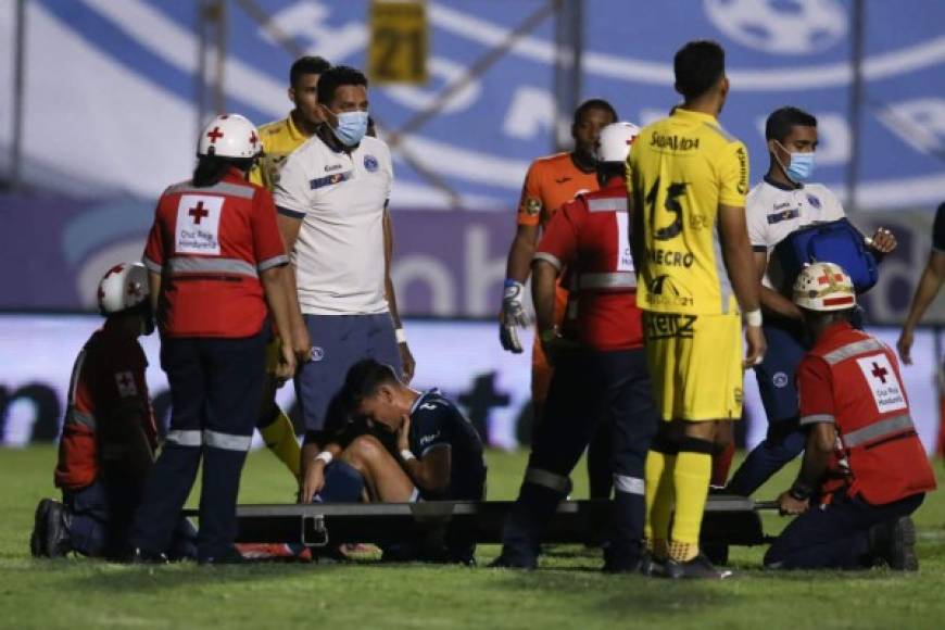 El paraguayo Roberto Moreira del Motagua fue agredido en la segunda parte por Allans Vargas en una acción donde el zaguero del Real España tuvo que salir expulsado. El árbitro Óscar Moncada lo perdonó.