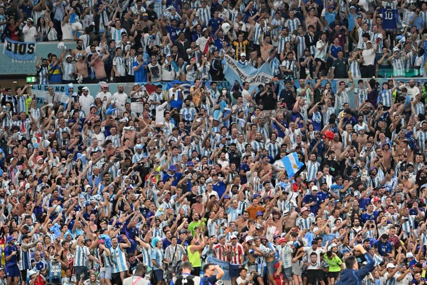 Aficionados argentinos celebrando la clasificación a las semifinales del Mundial de Qatar 2022.