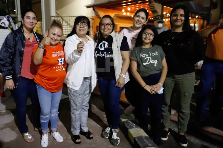 Los familiares de Mauricio Dubón se citaron en un hotel de Tegucigalpa para seguir al beisbolista sampedrano y el juego de los Astros de Houston.