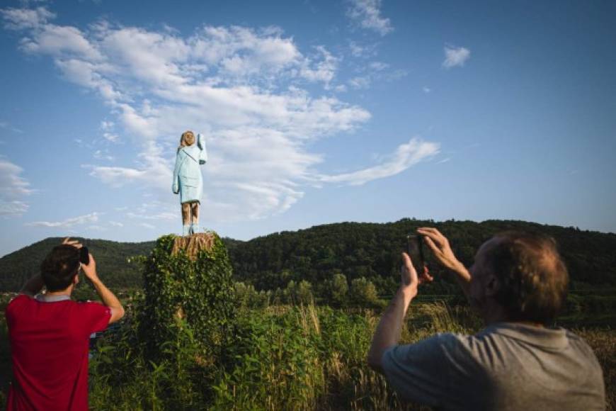 La estatua de tamaño natural en las afueras de Sevnica fue inaugurada el viernes y es obra del artista conceptual estadounidense de 39 años Brad Downey, quien asegura que es el primer monumento en el mundo dedicado a la esposa del presidente estadounidense Donald Trump.