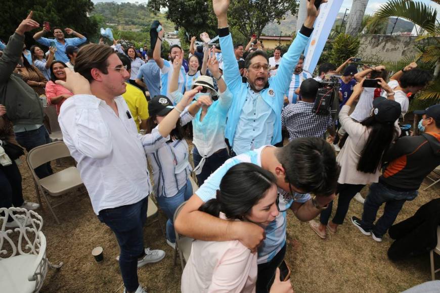 Gritos y saltos por parte de los presentes en la Embajada de Argentina.