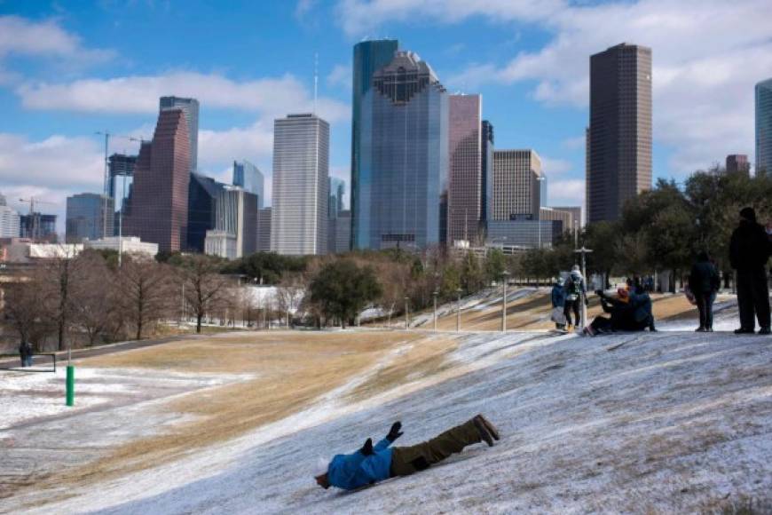 La tormenta ha ocasionado escenas inéditas en Texas, donde ha nevado en puntos tan al sur como Brownsville, en la frontera con México y donde solo se ha registrado nieve en dos ocasiones en la historia desde que los registros comenzaron en 1898.