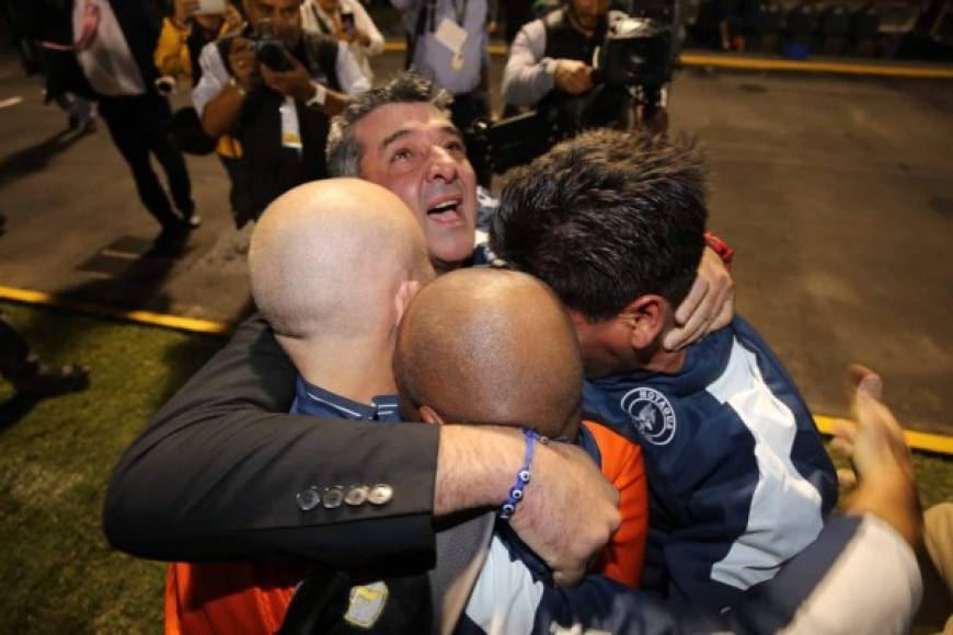 Diego Vázquez se abraza con sus asistentes técnicos celebrando el título.