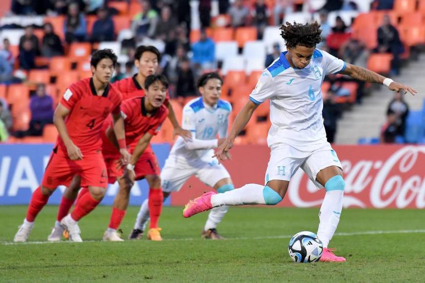 David Ruiz lanzando el penal que puso a ganar a ganar a la Sub-20 de Honduras.