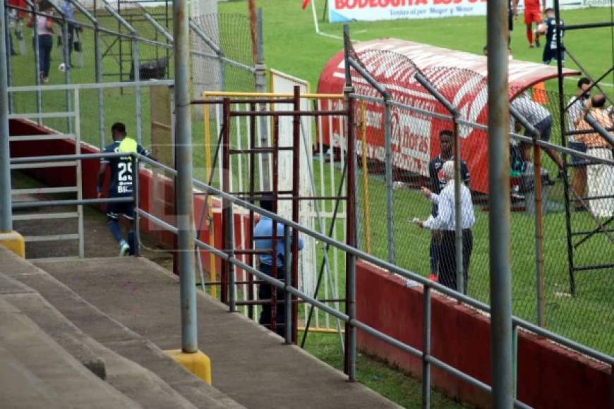 ¿Qué pasó Rubilio? El atacante motagüense caminando por un sector de las graderías del estadio tocoeño.