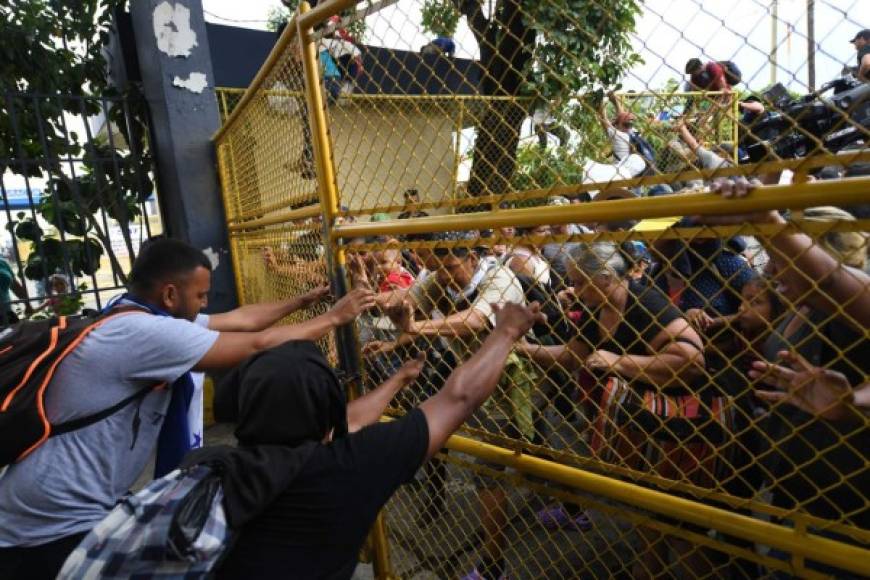 Los migrantes hondureños rompieron el cerco de la frontera para ingresar a México. Foto AFP