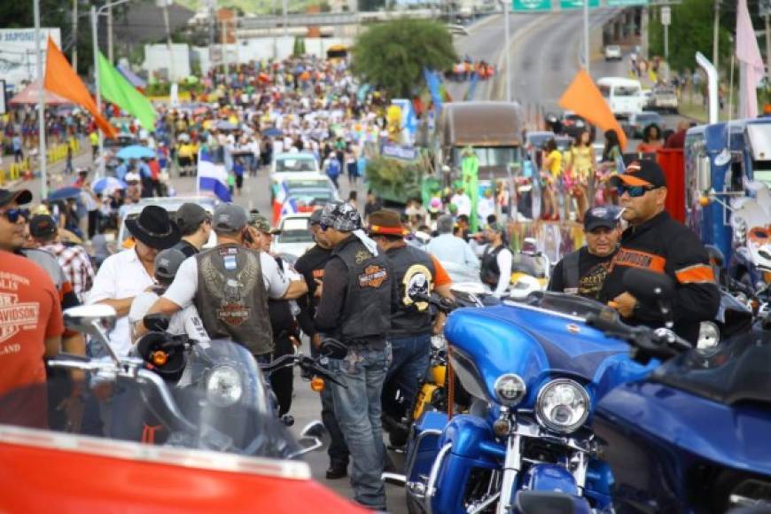 Motociclistas durante el carnaval de Tegucigalpa.