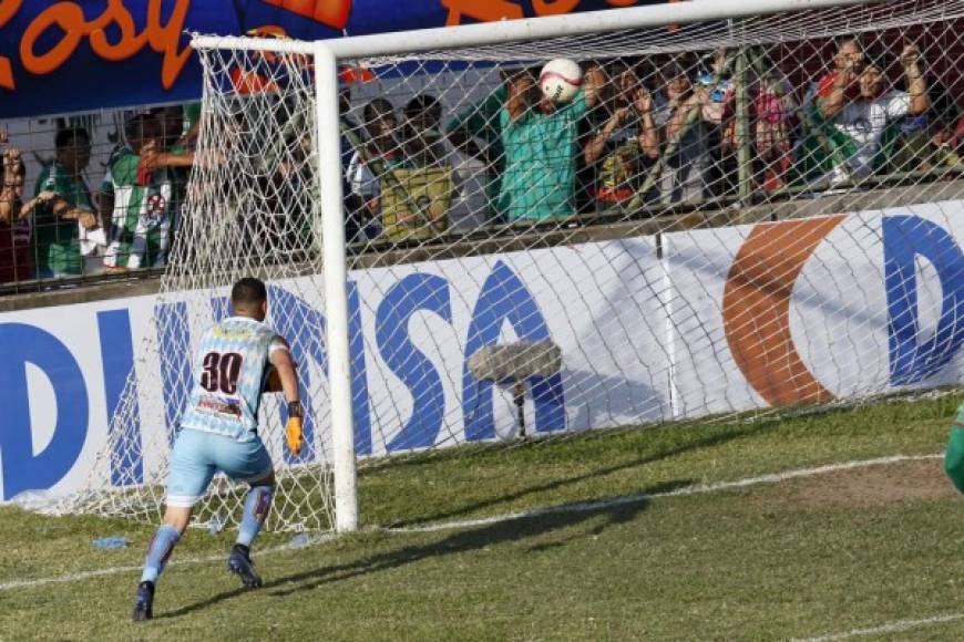 El balón sorprendió al portero del Vida, Harold Fonseca, y así se firmó la victoria del Marathón por 4-3.