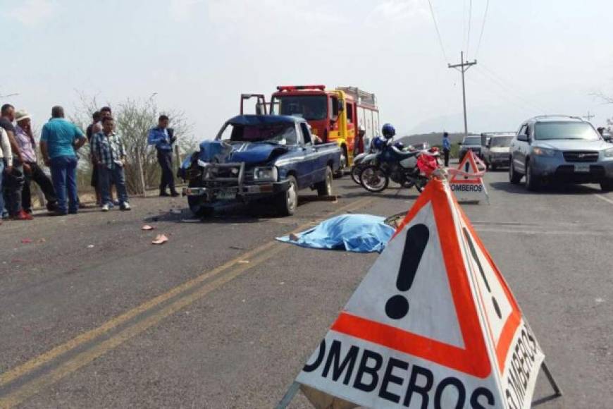 7 de abril - Comayagua<br/><br/>Una persona muerta y una herida dejó este choque de una motocicleta contra un vehículo tipo pick up en Comayagua.