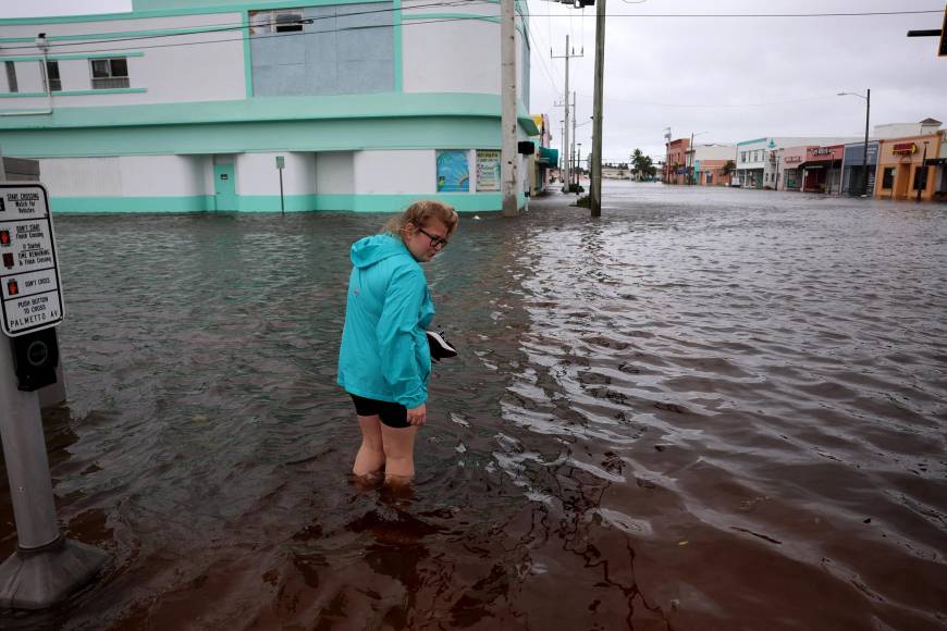 Decenas de condominios en Daytona Beach fueron evacuados por la policía debido a la erosión causada por la tormenta que provocó un alto riesgo de colapso.