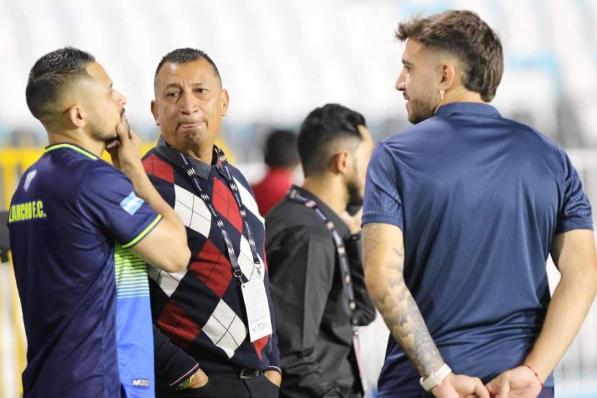 Agustín Auzmendi estuvo charlando con Humberto Rivera y Omar Elvir antes del partido.