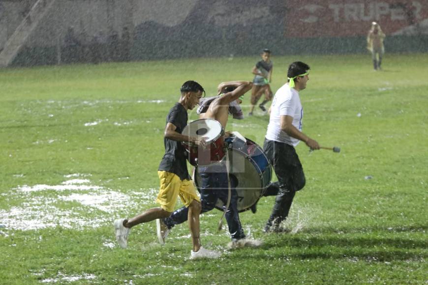 Barristas del Olancho FC invadieron el terreno de las acciones para celebrar con sus jugadores el ascenso.