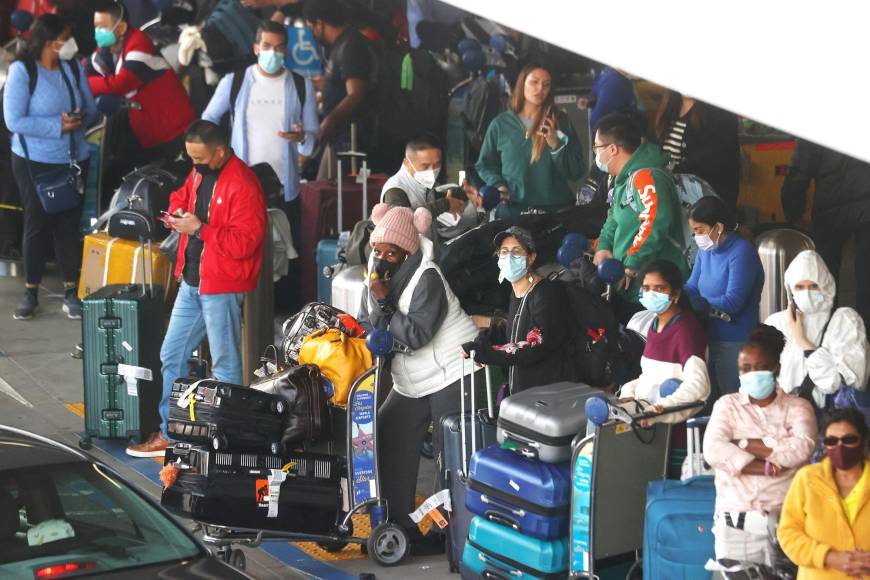 Caos en principales aeropuertos del mundo por la variante ómicron