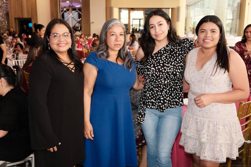 Linda López, Elsy Arteaga, Marcela Urbina y Wendy Fuentes