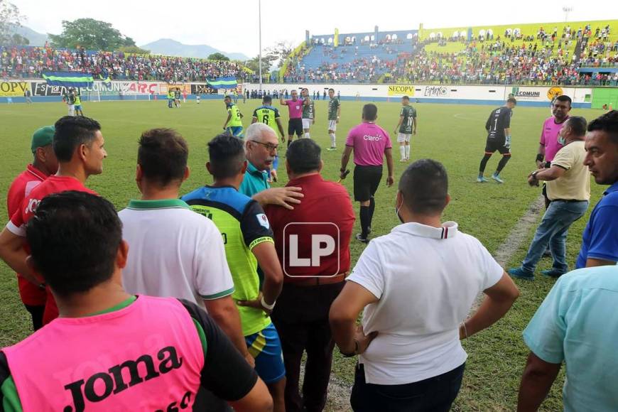 Manuel Keosseián charlando con el presidente de Olancho FC, Samuel García, antes de que se reanudara el partido.