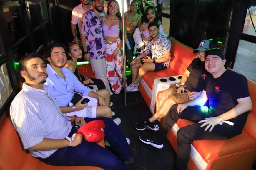 Fans enloquecen con el Party Bus de Bad Bunny