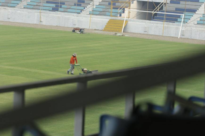 El estadio Morazán fue cerrado en enero del 2023 y la grama ya se nota en mejores condiciones.