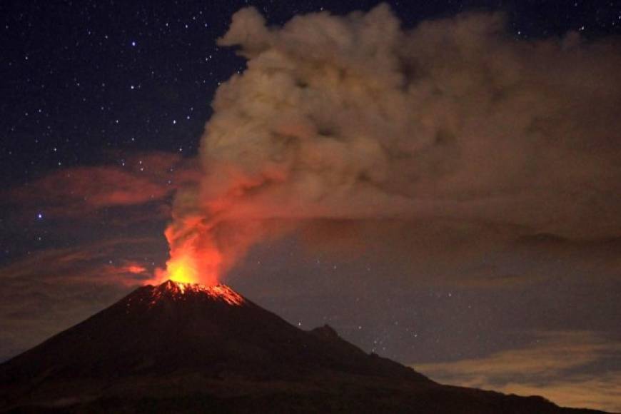 El Popocatépetl es el segundo volcán más activo de México y el de mayor riesgo, por su historial de erupciones explosivas documentadas.<br/><br/>La 'montaña humeante', como se le conoce, se encuentra a 70 kilómetros al sureste de la Ciudad de México. Se encuentra intermitentemente en erupción desde el año 2005, con el crecimiento de su cúpula de lava y columnas de cenizas.