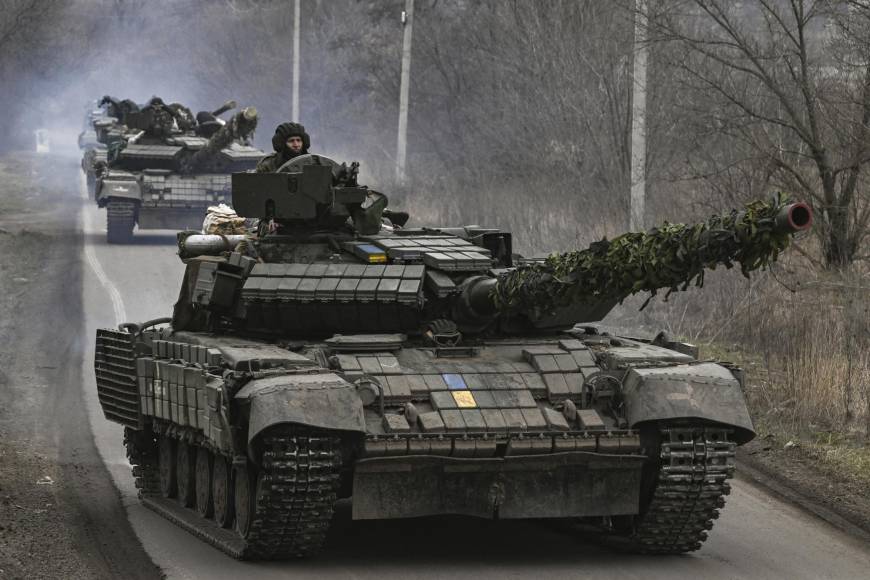 Ucrania, de su lado, recibió otros cuatro poderosos tanques Leopards, los modernos vehículos de combate que los aliados prometieron enviar para reforzar el poder terrestre de las tropas ucranianas.
