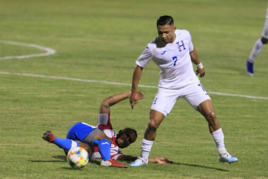 Emilio Izaguirre: Todo indica salvo a una sorpresa de último momento que el defensor saldrá del 11 titular de la H ante Chile. Estuvo de entrada ante Puerto Rico e inclusive anotó un gol, ante los chilenos su puesto lo ocupará Ever Alvarado.<br/>