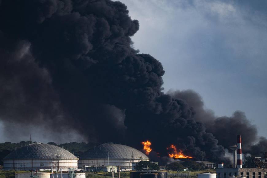 También se han reportado 17 desaparecidos a causa del fuego desatado el pasado viernes por una descarga eléctrica y que ha afectado a dos tanques de 50.000 metros cúbicos de almacenaje de crudo en esta industrial.