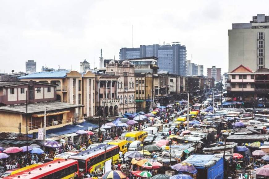 El segundo lugar de las peores lugares para vivir, lo ocupa Lagos la ciudad más grande de Nigeria. El transporte es de los peores a nivel mundial, los autobuses destartalados, los taxis compartidos (danfos) y los mototaxis (okadas) circulan en grandes cantidades por las calles de Lagos, en donde los robos están a la orden del día.
