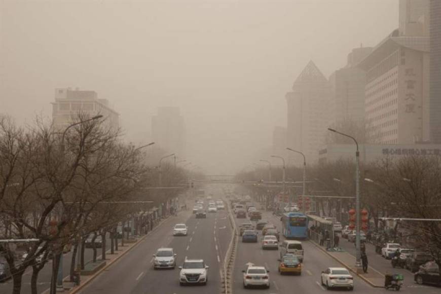En los últimos años han escaseado los episodios de contaminación extrema en la capital china, pues el combate contra esta lacra se ha convertido en un importante desafío en el país, que quiere alcanzar la neutralidad en emisiones de carbono para 2060.